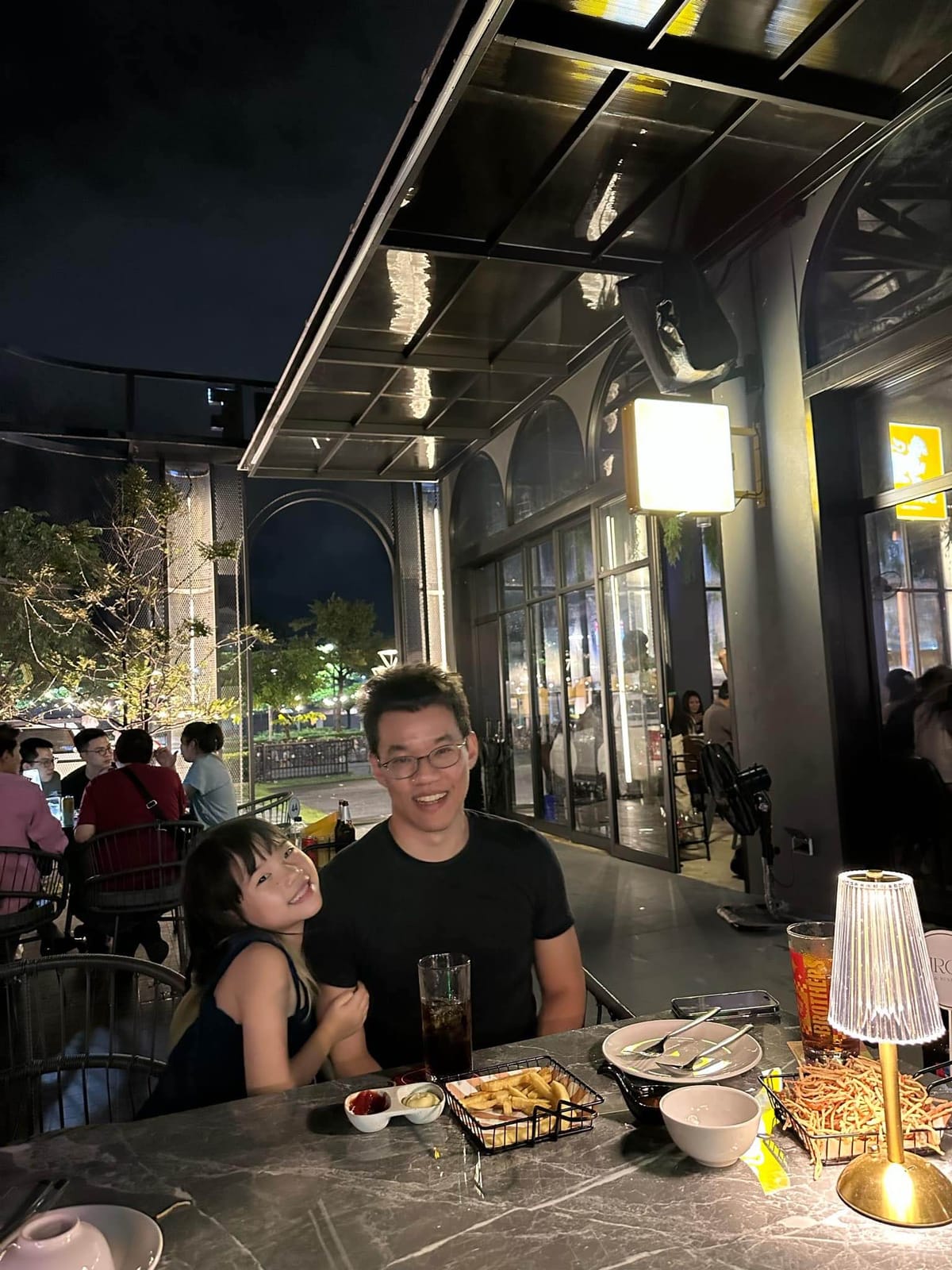 (8/30) ⚽️ เขียนถึงการพาลูกไปดูบอลที่ร้านเหล้า 🍻 555